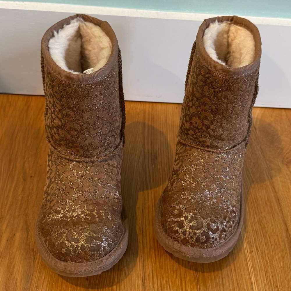 Girls Classic Ugg Glitter Leopard Boot